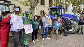 Une centaine d'agriculteurs ont manifesté ce mardi 7 novembre 2023 à Auch dans le Gers, contre la hausse des charges, dont le prix du gazole non routier (GNR). Une centaine d'agriculteurs ont manifesté ce mardi 7 novembre 2023 à Auch dans le Gers, contre la hausse des charges, dont le prix du gazole non routier (GNR).