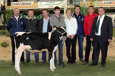 Helena Pom, Top prix de la vente à 8.000 € avec le vendeur, Pierre Sanial, et l'équipe de vente