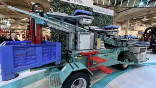 Le robot développé par Kubota et Tevel cueille les fruits grâce à son armée de drones. Le robot développé par Kubota et Tevel cueille les fruits grâce à son armée de drones.