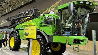 John Deere commercialise désormais deux automoteurs de pulvérisation Mazzotti sous ses couleurs. John Deere commercialise désormais deux automoteurs de pulvérisation Mazzotti sous ses couleurs.