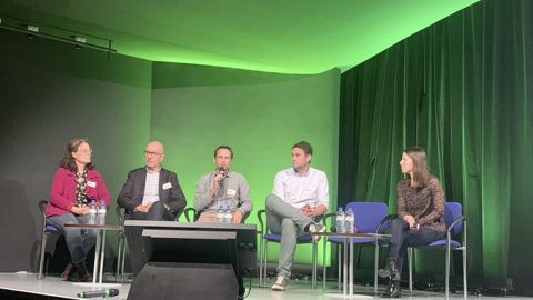 Stéphane Vanrenterghen (2e à g.), président de l’association Sud blé dur bio, Jean Girardeau (3e), gérant de la SAS À vos malts, et Florent Simon (4e), acheteur de matières premières chez Oleosyn bio, lors des troisièmes Rencontres des grandes cultures bio, mardi 7 novembre à Paris.