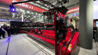 Les nouvelles Axial-Flow de la série 160 peuvent recevoir l'analyseur de récolte Feed Rate. Monté sur les rabatteurs, il permet d'ajuster les mesures du contrôleur de débit. Les nouvelles Axial-Flow de la série 160 peuvent recevoir l'analyseur de récolte Feed Rate. Monté sur les rabatteurs, il permet d'ajuster les mesures du contrôleur de débit.