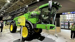 Le pulvérisateur John Deere 340 M propose une cuve de 4 000 litres. Le pulvérisateur John Deere 340 M propose une cuve de 4 000 litres.