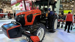 Kubota a basé son tracteur robotisé sur un M5112 de 100 ch, mais l'a équipé d'une transmission à variation continue KVT. Kubota a basé son tracteur robotisé sur un M5112 de 100 ch, mais l'a équipé d'une transmission à variation continue KVT.