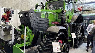 Rebo a équipé ce John Deere 6250 R de chenilles, d'une cabine blindée et d'un tablier de protection pour évoluer dans les forêt incendiée. Rebo a équipé ce John Deere 6250 R de chenilles, d'une cabine blindée et d'un tablier de protection pour évoluer dans les forêt incendiée.