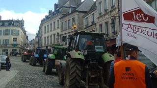 A l'appel des syndicats agricoles, le mouvement « On marche sur la tête » gagne du terrain et les mobilisations s'étendent à travers la France (ici à Laon).