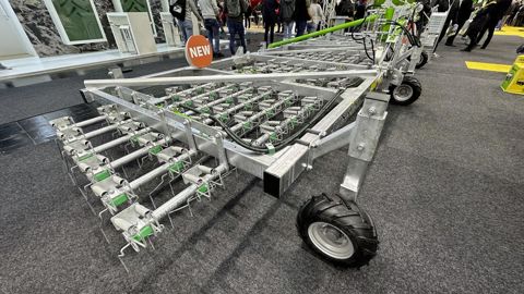 Les herses étrilles Bioflex reprennent des dispositif des aérateurs de prairie Joskin.