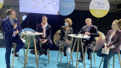 Pour sa deuxième participation au Salon des maires, La Coopération agricole a organisé, mercredi 22 novembre, une table ronde animée par Benjamin Perdreau (à g.), directeur Compétitivité et Transition écologique de LCA, avec (de g.à dr.) Laurent Vittoz, DG de Valfrance, Pascale Loiseleur, maire de Senlis, Dominique Chargé, président de LCA, et Amélie Colle, de Vertigo Lab.