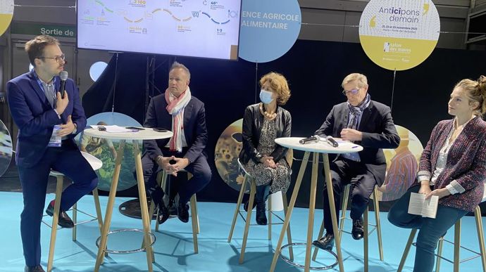 Pour sa deuxième participation au Salon des maires, La Coopération agricole a organisé, mercredi 22 novembre, une table ronde animée par Benjamin Perdreau (à g.), directeur Compétitivité et Transition écologique de LCA, avec (de g.à dr.) Laurent Vittoz, DG de Valfrance, Pascale Loiseleur, maire de Senlis, Dominique Chargé, président de LCA, et Amélie Colle, de Vertigo Lab.