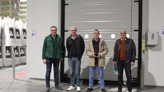 De gauche à droite, Brice Chauvet, coresponsable du magasin du Loroux-Bottereau, Joël Godet, directeur approvisionnement de la CAMN, Claude Bizieux, DG, et Dominique Calais, secrétaire général, devant la nouvelle cellule biocontrôle.