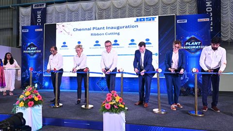 De g. à d.: Pradeep Gorur Sheshagiri, DG de JOST India ; Waltraud Matzenberger, présidente Jost Asie ; Joachim Dürr, PDG JOST Werke SE ; Oliver Gantzert, directeur financier JOST Werke SE et Yenny Fredriksson, DG de Quicke. De g. à d.: Pradeep Gorur Sheshagiri, DG de JOST India ; Waltraud Matzenberger, présidente Jost Asie ; Joachim Dürr, PDG JOST Werke SE ; Oliver Gantzert, directeur financier JOST Werke SE et Yenny Fredriksson, DG de Quicke.