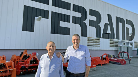 L’ancien propriétaire, Serge Trouvel, et le nouveau, Michael Erbach, DG de Ero, devant l'usine Ferrand à Villemoustoussou (Aude). L’ancien propriétaire, Serge Trouvel, et le nouveau, Michael Erbach, DG de Ero, devant l'usine Ferrand à Villemoustoussou (Aude).