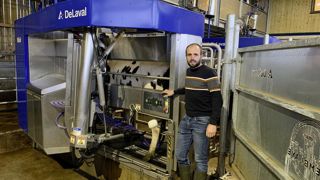 Selon Baptiste Carrouché, gérant de la Ferme de la Tremblaye, même si les 800 000 € de bloc de traite pour 220 vaches sont un surinvestissement de départ, la traite robotisée en batch milking prépare la gestion salariée des dix prochaines années et permet des économies d’échelle, par exemple un écran tactile pour deux robots. Selon Baptiste Carrouché, gérant de la Ferme de la Tremblaye, même si les 800 000 € de bloc de traite pour 220 vaches sont un surinvestissement de départ, la traite robotisée en batch milking prépare la gestion salariée des dix prochaines années et permet des économies d’échelle, par exemple un écran tactile pour deux robots.