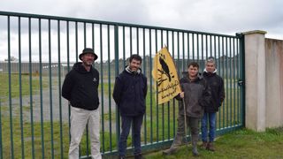 Le 21 novembre, devant les serres vides de Bourgneuf-en-Mauges, des membres de la Confédération paysanne ont dénoncé l’inaction des élus locaux. Le 21 novembre, devant les serres vides de Bourgneuf-en-Mauges, des membres de la Confédération paysanne ont dénoncé l’inaction des élus locaux.