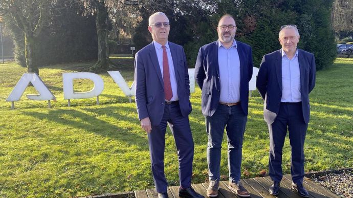 De gauche à droite : Jean-Philippe Kerr, ancien DG d'Unéal et du Groupe Advitam, Armel Lesaffre, président, et Olivier Athimon, nouveau directeur général depuis le 4 décembre, lors d'une conférence de presse, mercredi 6 décembre, à Saint-Laurent-Blangy (Pas-de-Calais).