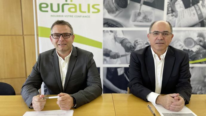 Le président d'Euralis, Christophe Congues, et le directeur général, Philippe Saux, lors de la présentation des résultats financiers de la coopérative, lundi 11 décembre, à Lescar (Pyrénées-Atlantiques).