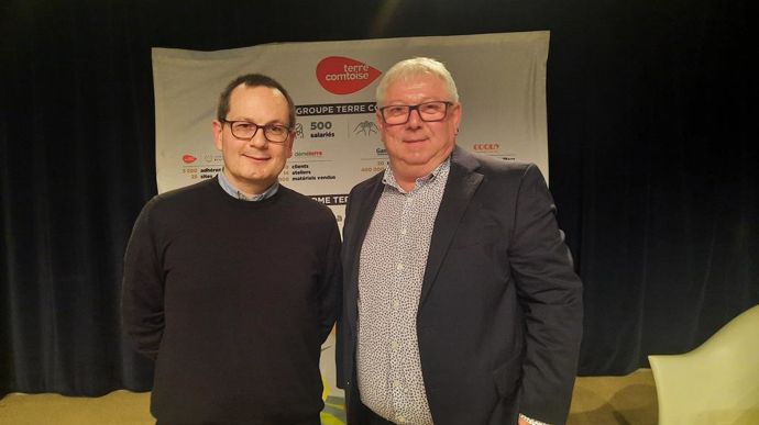 Philippe Silberzahn (à g.), professeur à l’EM business school de Lyon, expert en incertitude, a souligné l'importance de la force collective dans un monde en constante évolution, lors de l'assemblée générale de Terre Comtoise, présidée par Clément Tisserand, lundi 11 décembre, à Besançon (Doubs).