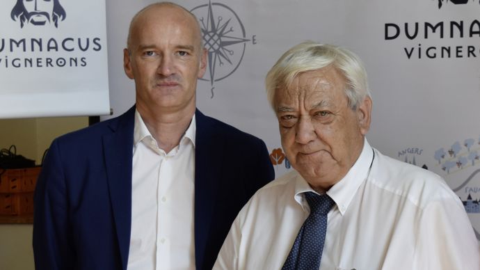 Jérôme Lemasson (à g.), actuel directeur du pôle vins, ici en septembre 2022, prendra ses fonctions de directeur général de la CAPL et de l'UAPL au mois de février et succèdera à Jean-Michel Mignot.
