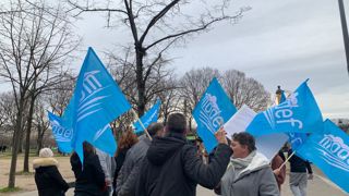Les membres du Modef pointent du doigt une utilisation répétée du 49.3 lors du vote du projet de loi de finances (PLF) pour 2024. Les membres du Modef pointent du doigt une utilisation répétée du 49.3 lors du vote du projet de loi de finances (PLF) pour 2024.