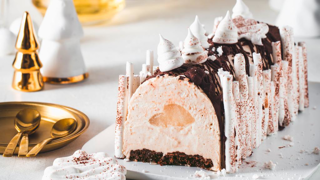 Une recette d'Annelyse Chardon : une bûche facile à base de crème de marrons et de poire. Une recette d'Annelyse Chardon : une bûche facile à base de crème de marrons et de poire.
