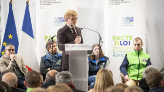 C'est dans le centre équestre du lycée agricole d'Yvetot, dans la Seine-Maritime, que Marc Fesneau a dévoilé le pacte d'orientation et d'avenir agricoles. C'est dans le centre équestre du lycée agricole d'Yvetot, dans la Seine-Maritime, que Marc Fesneau a dévoilé le pacte d'orientation et d'avenir agricoles.