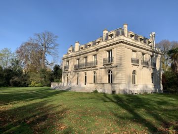 Un aperçu de la villa Windsor, depuis le parc qui l'entoure. Un aperçu de la villa Windsor, depuis le parc qui l'entoure.