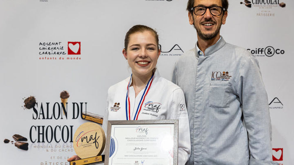 Justine Guerné reçoit le diplôme de MAF Chocolaterie Confiserie des mains de Thierry Lalet, président de la Confédération des chocolatiers confiseurs de France.