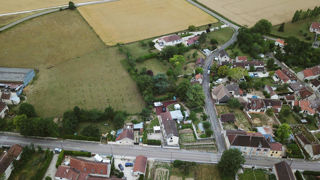 Environ 2 500 villages vont recevoir le soutien de l'Etat sous la forme d'un chef de projet. Environ 2 500 villages vont recevoir le soutien de l'Etat sous la forme d'un chef de projet.