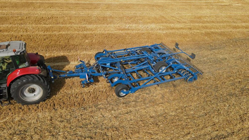 Köckerling Allrounder Flatline 500 sur un champ de chaumes de céréales