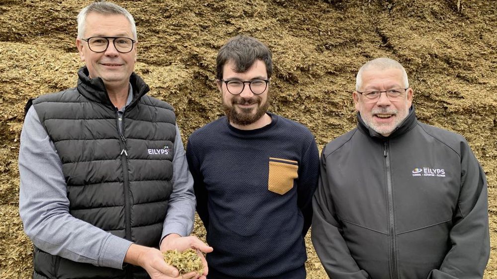 (De g. à dr.) Franck Roussière, Antoine Sauvée et Laurent Mériaux sont satisfaits des prévisions fournies par Pilot maïs. L’éleveur a pu récolter à la date optimale et sécuriser son stock indispensable à la production de lait.