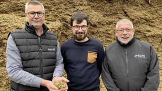 (De g. à dr.) Franck Roussière, Antoine Sauvée et Laurent Mériaux sont satisfaits des prévisions fournies par Pilot maïs. L’éleveur a pu récolter à la date optimale et sécuriser son stock indispensable à la production de lait.