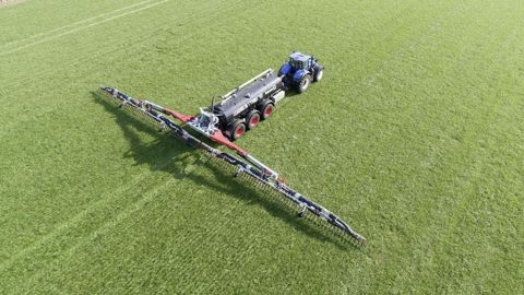 La rampe Blackbird 30 peut travailler en 27, 24 et 21 mètres de largeur grâce à ses bras télescopiques.