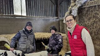 Fany Piquée-Gravier, avec son mari Laurent et un stagiaire. L’exploitation vend à la coopérative Biolait, qui accepte qu’une partie de la production soit prélevée pour la transformation de glaces. « Ce qui n’est pas le cas de toutes les laiteries », souligne Laurent. Fany Piquée-Gravier, avec son mari Laurent et un stagiaire. L’exploitation vend à la coopérative Biolait, qui accepte qu’une partie de la production soit prélevée pour la transformation de glaces. « Ce qui n’est pas le cas de toutes les laiteries », souligne Laurent.