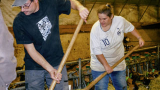 A la ferme de la Borie d'Imbert, à Rocamadour dans le Lot, des travailleurs handicapés œuvrent aux côtés des salariés agricoles depuis 23 ans. A la ferme de la Borie d'Imbert, à Rocamadour dans le Lot, des travailleurs handicapés œuvrent aux côtés des salariés agricoles depuis 23 ans.