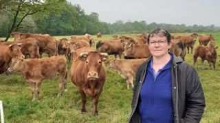 Véronique Grot, éleveuse de vaches allaitantes à Louargat, dans les Côtes-d’Armor.