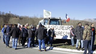 Des élus ont apporté leur soutien à une centaine d’éleveurs mobilisés le 16 décembre 2023 à Bourg-Madame, dans les Pyrénées-Orientales. Des élus ont apporté leur soutien à une centaine d’éleveurs mobilisés le 16 décembre 2023 à Bourg-Madame, dans les Pyrénées-Orientales.