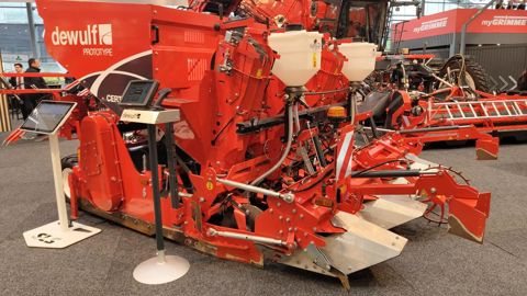 La Certa 40 Integral de Dewulf fraise, plante et butte les pommes de terre en un passage.