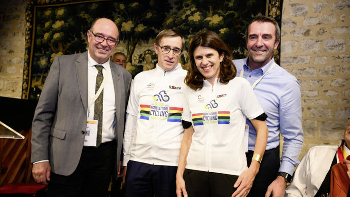 Lionel Borey (à g.) et Christophe Richardot (à dr.), respectivement président et DG d'Alliance BFC, ont remis, lors du congrès de La Coopération agricole, le maillot champion du monde du Wacc à Dominique Chargé et Florence Pradier, président et directrice de LCA.