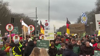 Des milliers d’agriculteurs allemands ont convergé sur Berlin ce 15 janvier 2024, pour clôturer une semaine de mobilisation massive contre les projets du gouvernement de suppressions d’avantages fiscaux pour leur profession.