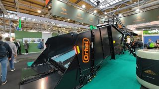 Orkel présente les dernières améliorations de la Dens-X, la grosse presse à poste fixe de la marque. Orkel présente les dernières améliorations de la Dens-X, la grosse presse à poste fixe de la marque.