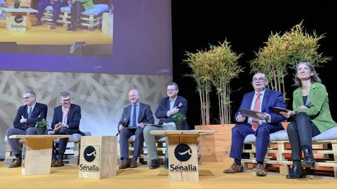 De gauche à droite, Luc Vermersch, président délégué de  Noriap et administrateur de Sénalia, Didier Verbeke, président de Sénalia Sica, Thomas Desjonquères, directeur logistique industrielle de Sénalia, Thierry Dupont, président, et Gilles Kindelberger, DG, ont annoncé la nouvelle orientation stratégique dans le domaine de la logistique, lors de la réunion d'information du groupe, vendredi 12 janvier à Paris.