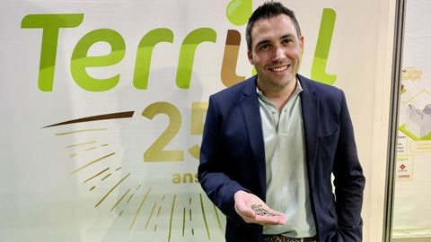 « Riche en azote et en humus, le tourteau nourrit à la fois la plante et le sol », met en avant Jacky Aubry, directeur commercial de Terrial, au Sival, mardi 16 janvier.