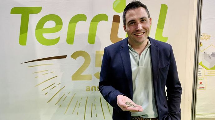 « Riche en azote et en humus, le tourteau nourrit à la fois la plante et le sol », met en avant Jacky Aubry, directeur commercial de Terrial, au Sival, mardi 16 janvier.
