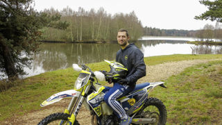Yohan Jacques pilote aujourd'hui une 250 Husqvarna à quatre temps. Yohan Jacques pilote aujourd'hui une 250 Husqvarna à quatre temps.