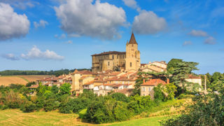 Fief militaire des comtes d’Armagnac, le château de Lavardens, dans le Gers, accueille aujourd'hui un centre d'art. Fief militaire des comtes d’Armagnac, le château de Lavardens, dans le Gers, accueille aujourd'hui un centre d'art.