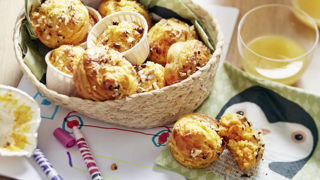 La recette du minicake aux pommes, carottes et noisettes peut être préparée avec les enfants. La recette du minicake aux pommes, carottes et noisettes peut être préparée avec les enfants.