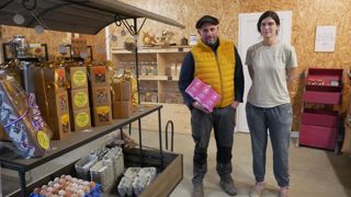 Dans leur magasin à la ferme, Christine Julien et Florian Leguay vendent du lait, des pâtes, des œufs, de la farine, de l’huile… Tout est fait maison ! Dans leur magasin à la ferme, Christine Julien et Florian Leguay vendent du lait, des pâtes, des œufs, de la farine, de l’huile… Tout est fait maison !