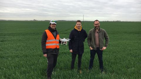 De gauche à droite : Alan Usseglio Viretta, président d'exo.expert, et Timothée Craig, cofondateur, lors d'un vol de drone au-dessus d'une parcelle de blé semences d'Alexandre Villette, en mars 2023, à Égreville (Seine-et-Marne).