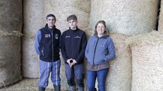 « Après une année 2022 très séche, nous avons pu reconstituer des stocks en 2023 », apprécient Olivier et Laëtitia Tichet, avec leur fils cadet Axel au centre. « Après une année 2022 très séche, nous avons pu reconstituer des stocks en 2023 », apprécient Olivier et Laëtitia Tichet, avec leur fils cadet Axel au centre.