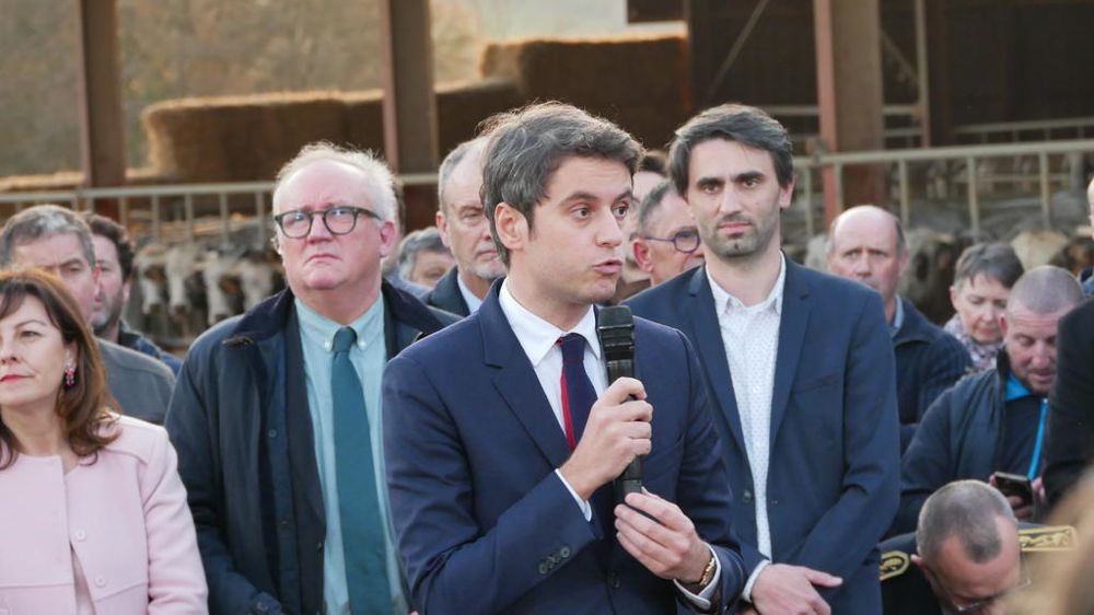Le premier ministre, Gabriel Attal, le 26 janvier 2024, sur une exploitation agricole, à Montastruc-de-Salies, en Haute-Garonne,